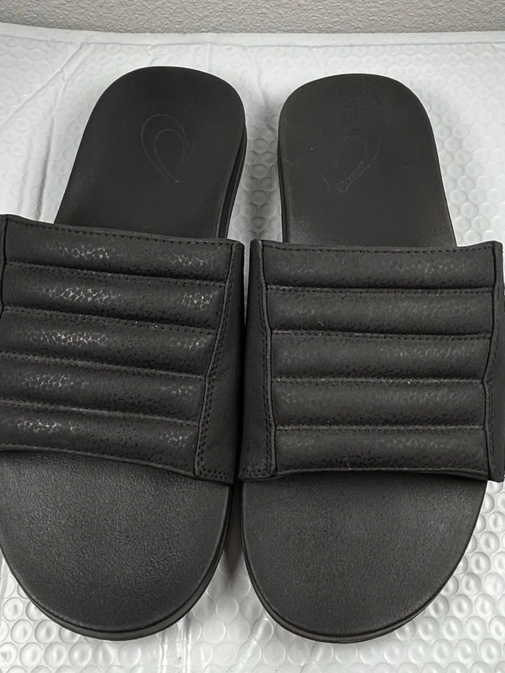 OluKai Maha Olu Men's Slide Sandals Black Quilted Waterproof Slides Size 9